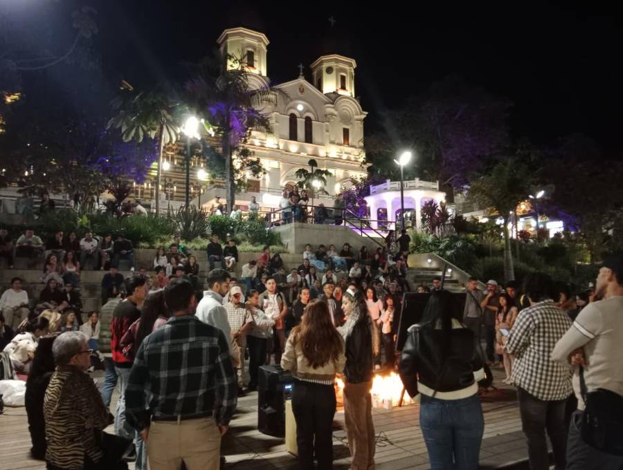La noche del sábado 9 de mayo, un día después de que encontraran su cuerpo, se realizó una velatón en el parque principal Epifanio Mejía de Yarumal. Foto: Mariano Herrera