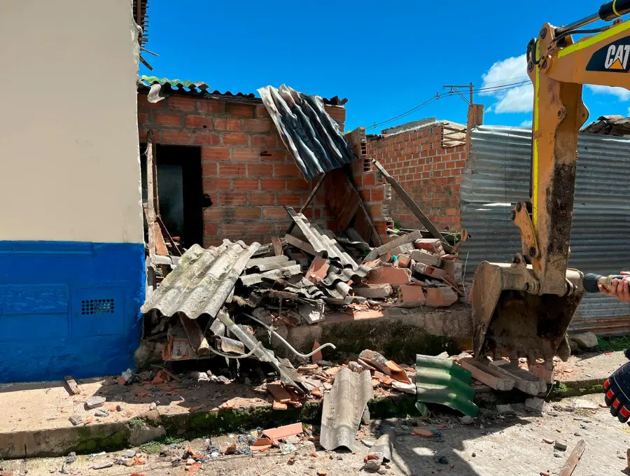 Esta fue una de las tres propiedades derribadas de manera conjunta entre la Gobernación de Antioquia, la Policía Antioquia y la Alcaldía de Abejorral, dentro de la estrategia contra la delincuencia en el departamento. FOTO: CORTESÍA GOBERNACIÓN DE ANTIOQUIA
