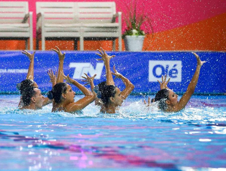 El equipo mixto de natación artística de Colombia lidera los acumulados de las rutinas libre y acrobática de los Juegos Suramericanos en Argentina. Este domingo se definen las medallas. FOTO CORTESÍA FCF 