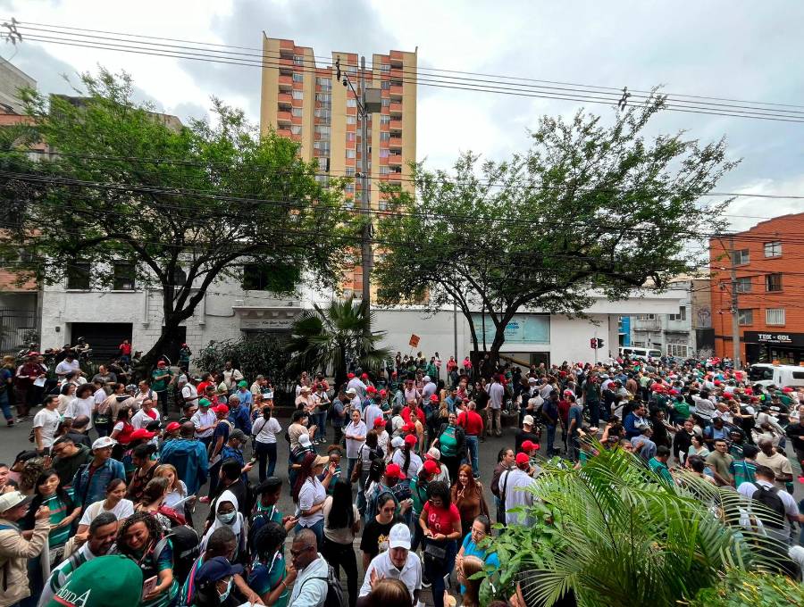 Los docentes se congregaron en las afueras de Adida, en el centro de Medellín, para iniciar sus protestas en el marco del paro por 72 horas que iniciaron hoy contra los problemas en la atención en salud que padecen. FOTO: CORTESÍA