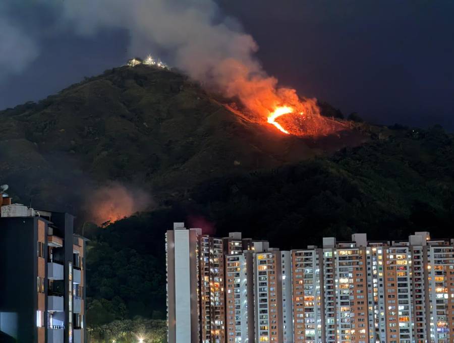 El incendio del Cerro de las Tres Cruces es a pocos metros de los conjuntos residenciales de la Loma de los Bernal, lo que ha generado temor en muchos habitantes. Foto: Manuel Saldarriaga