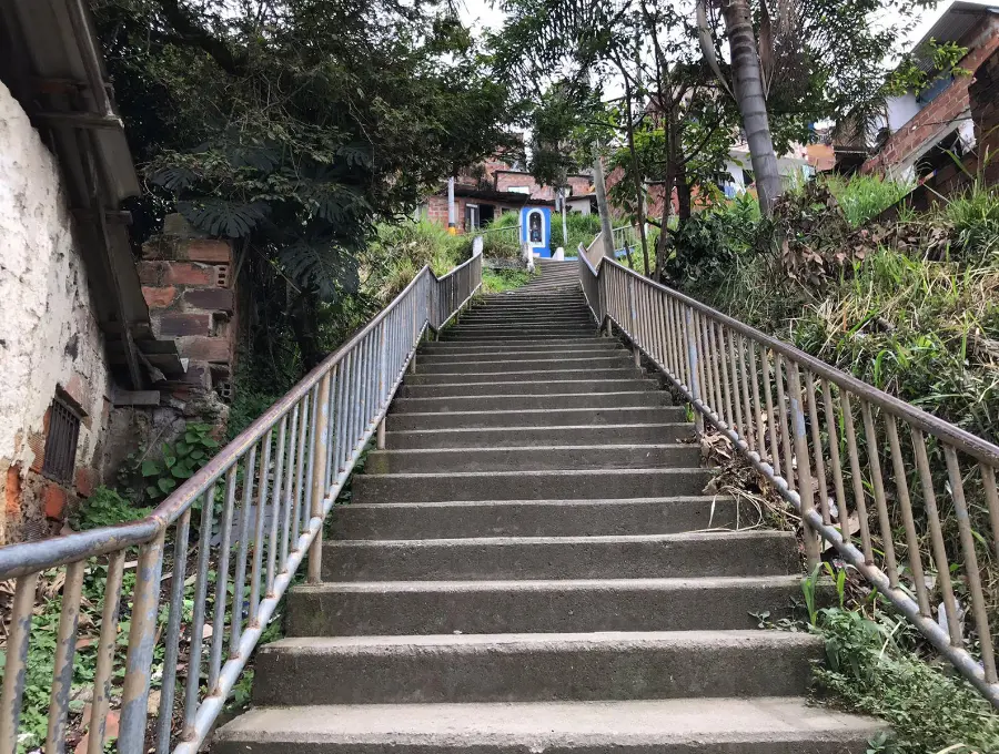 En estas escaleras ocurrió el tiroteo entre los militares y presuntos integrantes del grupo criminal Los Pájaros, hecho que dejó dos muertos. FOTO: LAURA ROSA JIMÉNEZ VALENCIA