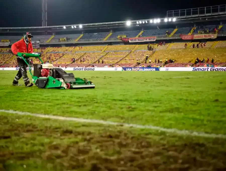 El estadio Nemesio Camacho El Campín, en Bogotá, está en el centro de la controversia por el estado de su gramilla y la denuncia sobre los recursos que BTS habría destinado a su mantenimiento tras sus conciertos. FOTO COLPRENSA