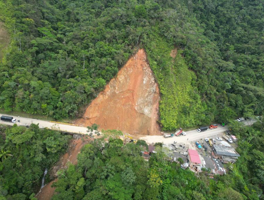 En el centro, magnitud del deslizamiento que cayó sobre la vía. Abajo, obreros del Invías y maquinaria retirando la tierra. FOTO: Cortesía