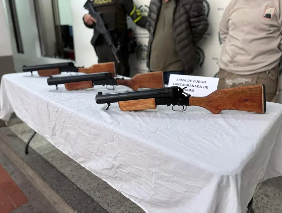 La Policía señaló que los tres lanzagranadas serían de origen búlgaro. FOTO: Cortesía Policía Antioquia