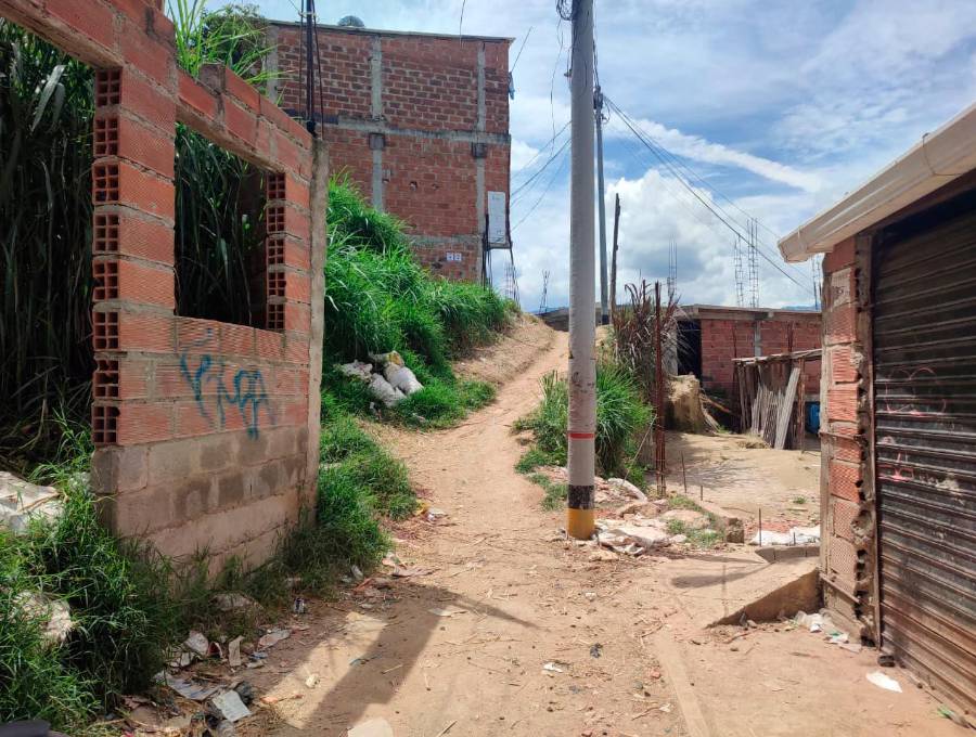 En este callejón de tierra de la vereda Ajizal, de Itagüí, ocurrió el asesinato de Johan Alexánder Agudelo Hernández, de 20 años, y quien era conocido con el alias de 55. Fue el primero de los dos asesinatos. FOTO: <b>ANDRÉS GARCÍA HERNÁNDEZ</b>
