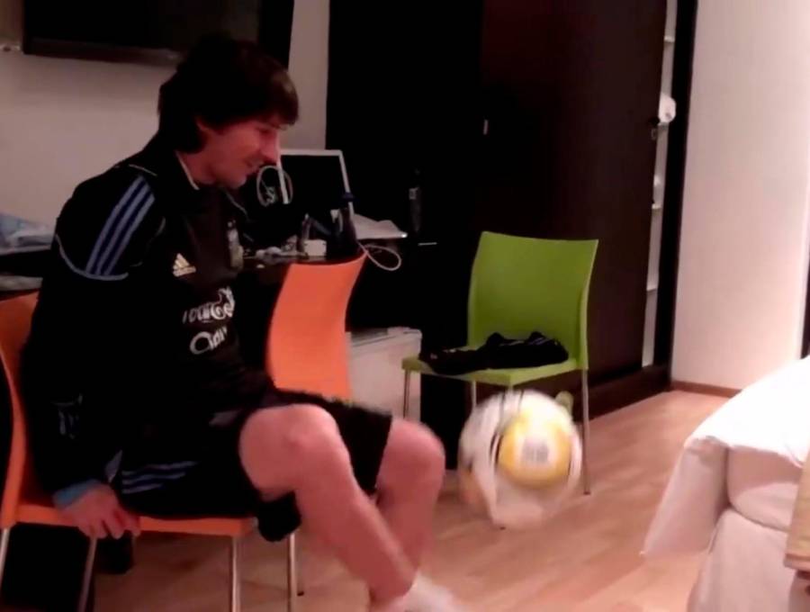 Imagen tomada del video que Jonás Gutiérrez compartió en redes sociales, donde se ve a Messi durante la concentración del Mundial de 2010.. FOTO VIDEO JONAS GUTIÉRREZ
