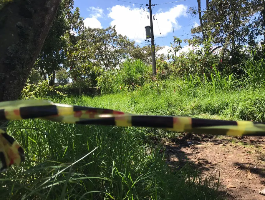 En este punto de la vereda La China, en el corregimiento San Félix, se produjo el hallazgo del cuerpo sin vida de un hombre, dentro de un costal que estaba cubierto con unas cobijas. FOTO: LAURA ROSA JIMÉNEZ VALENCIA