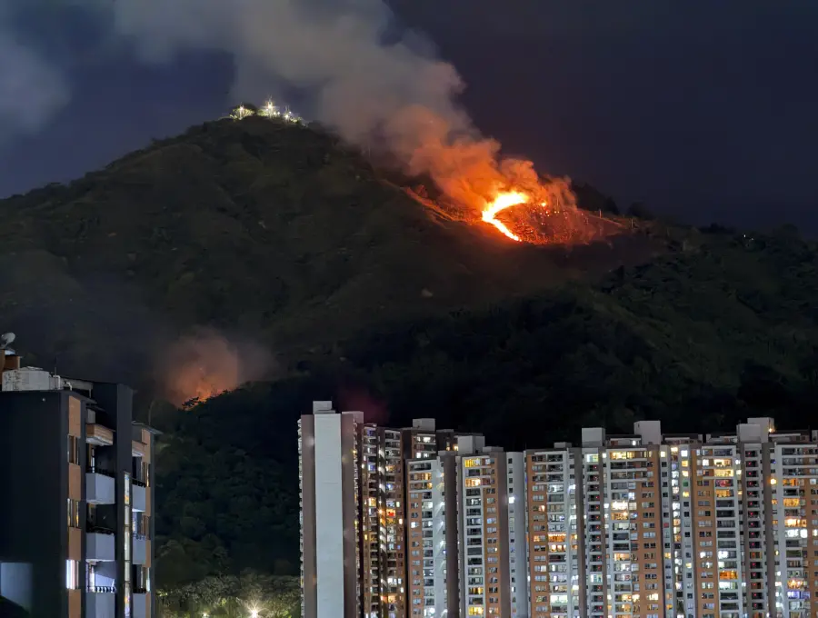 La temporada seca ha propiciado que los incendios forestales se propaguen más rápido y afecten áreas más grandes en la ciudad. FOTO Manuel Saldarriaga