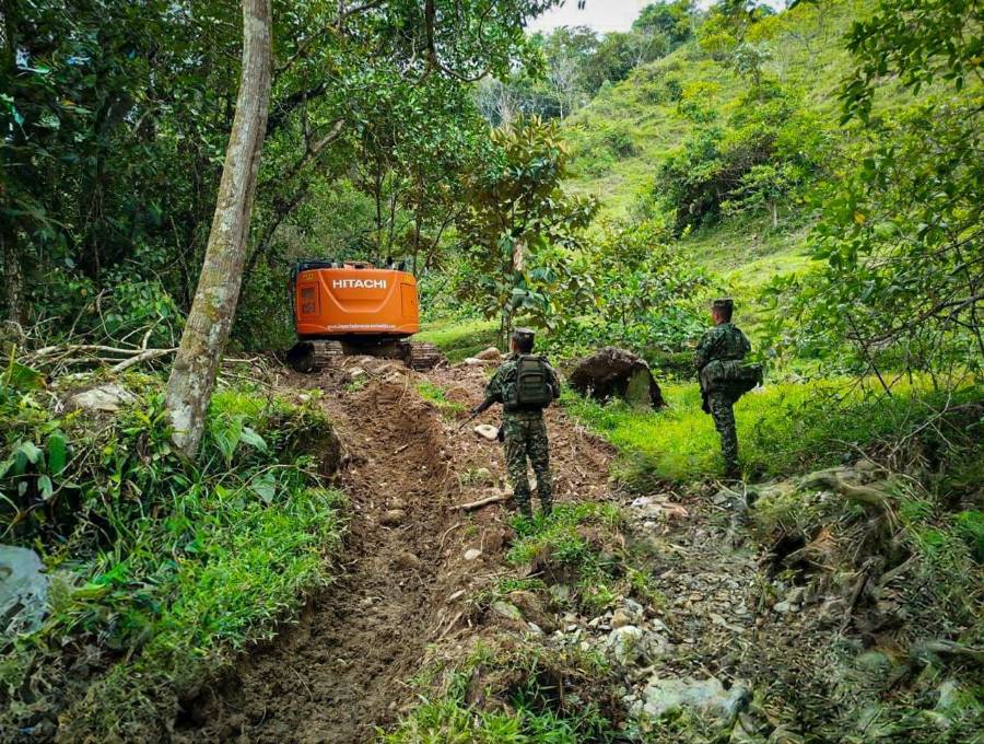 Esta fue una de las dos excavadoras que fueron encontradas en una vereda del municipio de San Luis, Oriente antioqueño, realizando labores de explotación ilegal de oro. FOTO: <b>CORTESÍA CUARTA BRIGADA DEL EJÉRCITO</b>