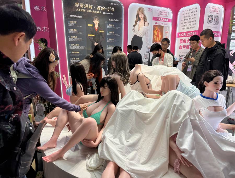 Personas visitan la Exposición Internacional de la Industria de Productos para Adultos de China. Foto Afp