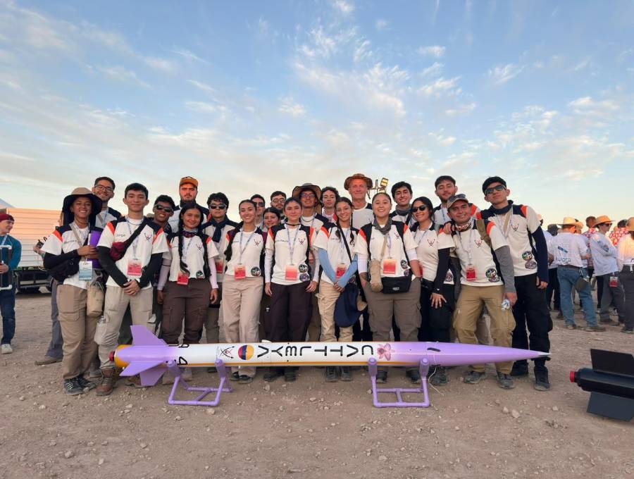 Equipo Volta Rocketry junto con su cohete Cattleya, con el que lograron el podio. Foto: cortesía.