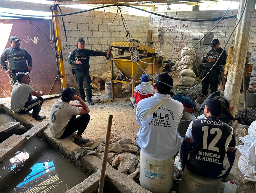 Las autoridades llegaron hasta un socavón en la parte alta de la ladera occidental de Girardota, donde encontraron elementos para la minería ilegal. <b><span class="mln_uppercase_mln"> </span></b>FOTO<b><span class="mln_uppercase_mln"> CORTESÍA POLICÍA METROPOLITANA</span></b>