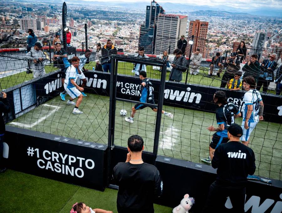 Alexander 00 y otras figuras del fútbol callejero colombiano hicieron parte del histórico encuentro disputado en lo más alto de la Torre Colpatria. FOTO CORTESÍA
