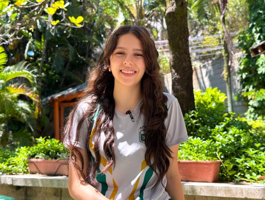 María José Patiño Medina, estudiante de grado décimo de la Institución Educativa Lucrecio Jaramillo Vélez, viajará a Estados Unidos en 2027 para una experiencia académica vinculada a la NASA. FOTO cortesía Alcaldía de Medellín