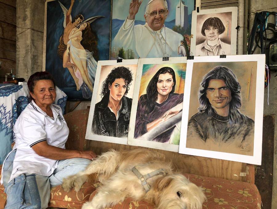 Amparo Zapata pintó retratos por 20 años en el Centro. Al no encontrar un sustento, tuvo que parar su labor y guardar los cientos de retratos en su casa en Blanquizal, Robledo. FOTO: ANA KARINA MUÑOZ GUTIÉRREZ
