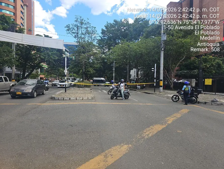 Las autoridades cerraron la avenida El Poblado, desde la calle 1, por cuenta de una amenaza de explosivo. Personal de antiexplosivos llegó al sitio para atender este hecho. FOTO: CORTESÍA