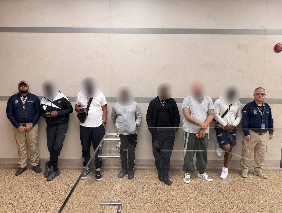 A estos seis estadounideses los devolvieron del aeropuerto José María Córdova, de Rionegro, luego de irregularidades en su entrevista con los funcionarios de Migración Colombia. FOTO: CORTESÍA MIGRACIÓN COLOMBIA