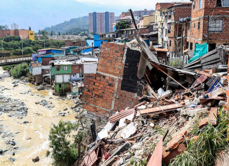 Medellín es uno de los municipios que declaró calamidad pública por las lluvias. Ayer en la mañana cuatro casas colapsaron en el barrio El Pesebre y 110 quedaron en riesgo. FOTO jaime pérez