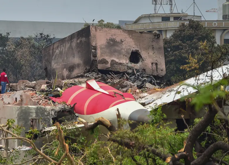 Una de las partes del fuselaje del avión accidentado en la ciudad de Ahmedabad en la India con 242 pasajeros. FOTO: Ritesh Shukla/Getty Images.