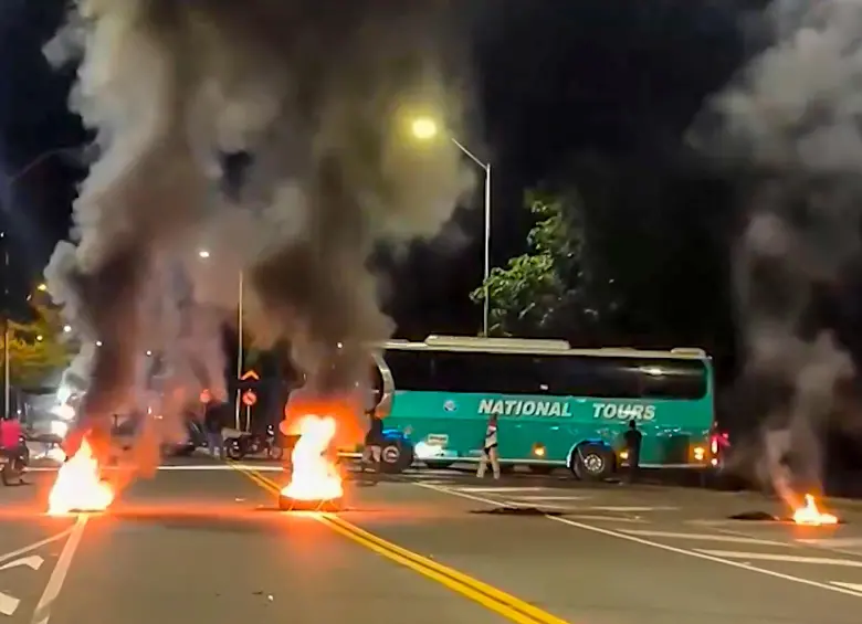 Algunos manifestantes estarían intimidando a ambulancias y quemando vehículos en plena vía pública, denunció la Gobernación de Antioquia. FOTO: Captura de video