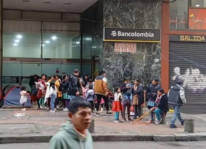 Grupo de indígenas en las afueras del Ministerio del Interior. Foto: redes