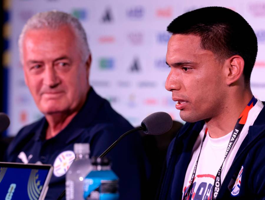 Diego Gómez y Gustavo Alfaro en la rueda de prensa previa al debut de Paraguay. FOTO: <b>X Albirroja</b>