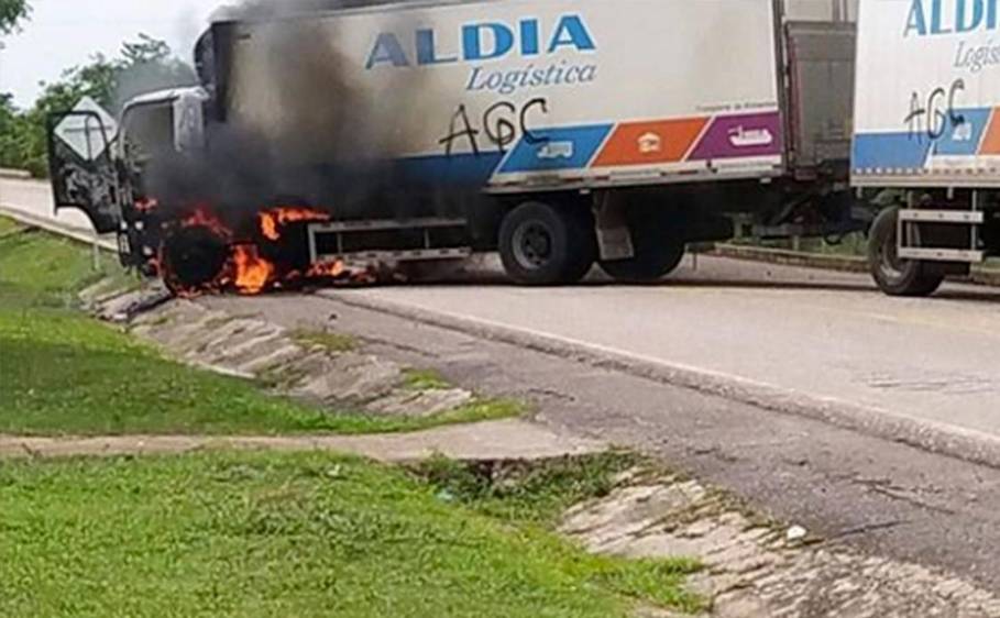 En imágenes: vehículos incinerados, operativos de la fuerza pública y bajo flujo de pasajeros, así ha sido el paro armado del Clan del Golfo