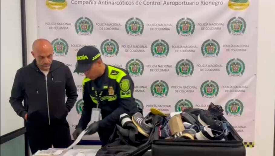 Diego León Osorio al momento de su última captura en el aeropuerto José María Córdova. FOTO Cortesía Policía Nacional