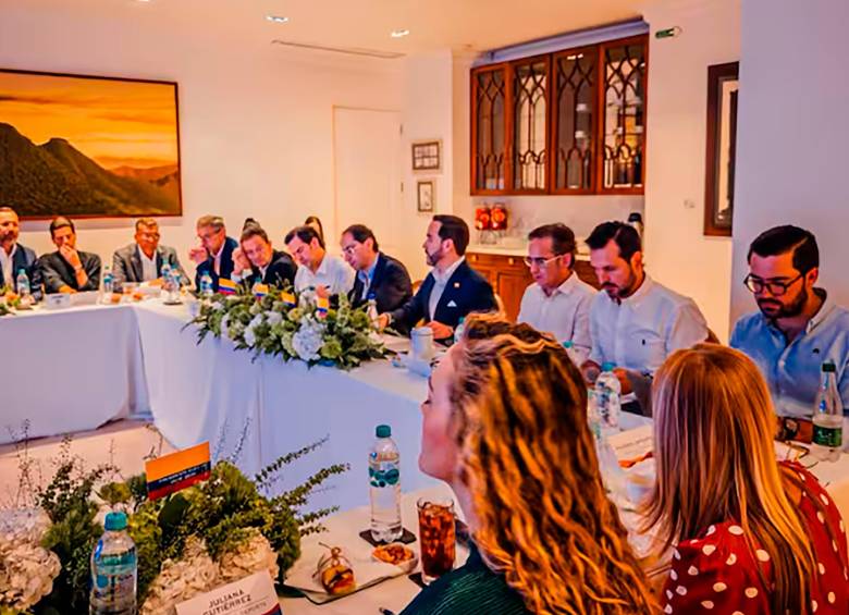 El primer consejo de ministros de De la Espriella, en Barranquilla. Más cerca de la cámara se ve, de espaldas, a Juliana Gutiérrez, hermana del alcalde de Medellín, designada ministra del Deporte. FOTO Cortesía