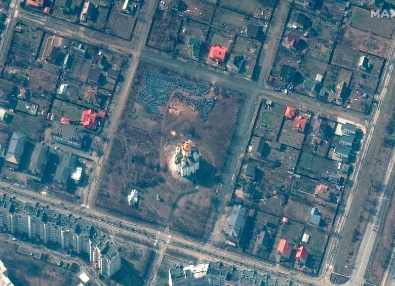 Imagen satelital del terreno donde posiblemente se enterraron algunos de los cadáveres de los civiles muertos en Bocha. FOTO: EFE.
