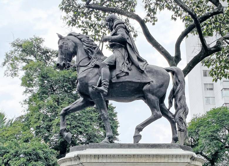 Usan La Estatua De Bolívar Para Encaletar El ‘vicio’