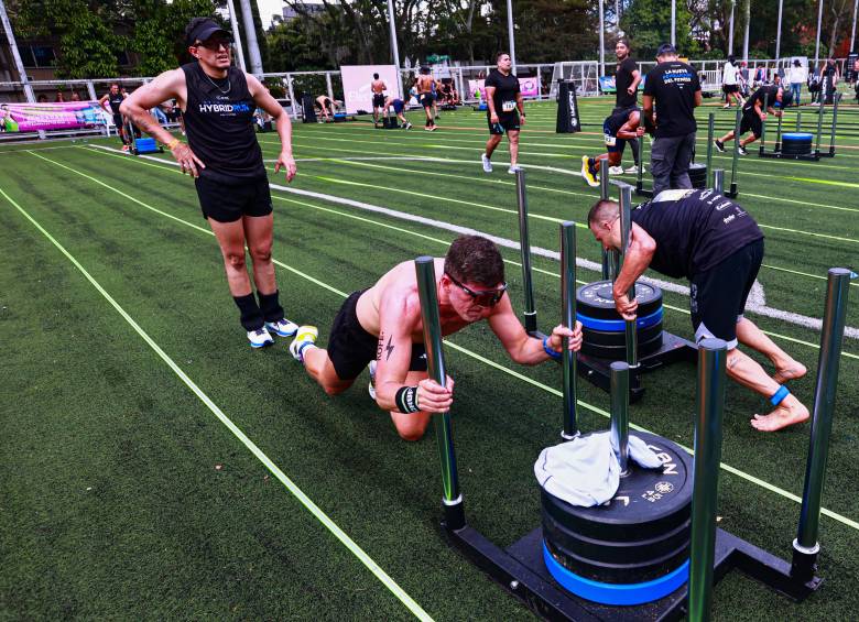 Este tipo de competencia pone a prueba la versatilidad física, obligando a los participantes a cambiar rápidamente entre correr y realizar ejercicios de alta intensidad, como burpees, levantamiento de pesas ligeras, box jumps y kettlebell swings. Foto: Manuel Saldarriaga Quintero.