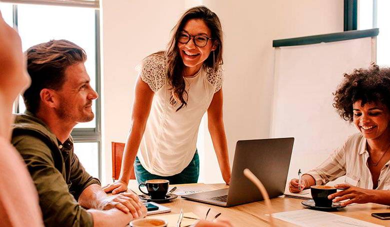El modelo híbrido no solo mejora la productividad, también impulsa la inclusión y el bienestar de las trabajadoras en Colombia. FOTO: GETTY