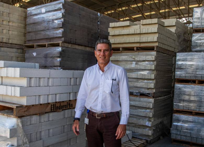 Federico Mejía, gerente de Indural, encabeza una empresa que hoy produce con un 60 % de materias primas recicladas. FOTO JULIO CÉSAR HERRERA. 