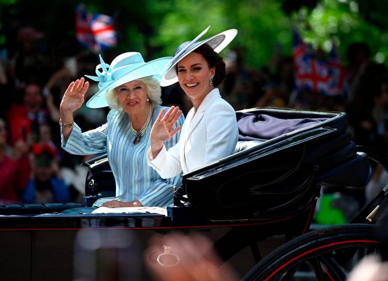 Camilla, la duquesa de Cornualles, y Catherine, esposa de William y duquesa de Cambridge, junto con sus tres hijos, asistieron en carroza. 