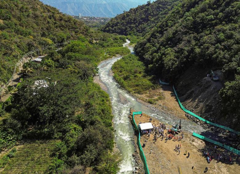 La reactivación de las obras tuvo lugar en una montaña ubicada a las orillas del río Tonusco, en donde se excavará un túnel de un kilómetro. Este sector tiene un valor de $330.000 millones. FOTO Manuel Saldarriaga