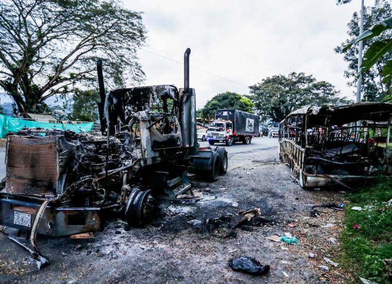Imagen de referencia de otra quema de vehículos que se registró hace un año en esa zona de Antioquia. FOTO ARCHIVO EC