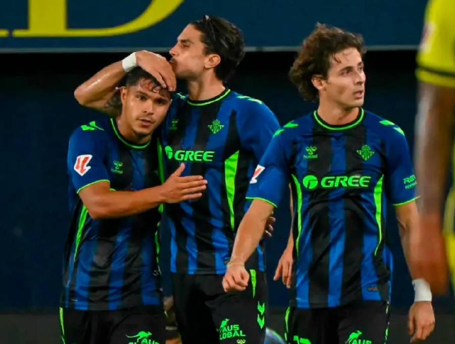 El delantero colombiano Juan Camilo Hernández llegó a 20 goles con el Real Betis desde su llegada al club en 2024. FOTO: 