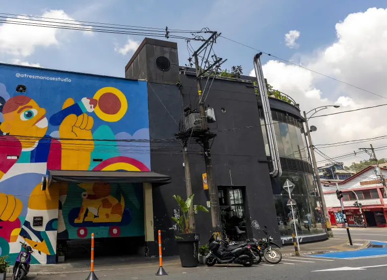 50|50 está ubicado sobre la Carrera 50 (Palacé) con calle 34. La entrada es por la calle. Para propuestas o inquietudes visite @cincuentacincuentacincuenta. Foto Camilo Suárez.