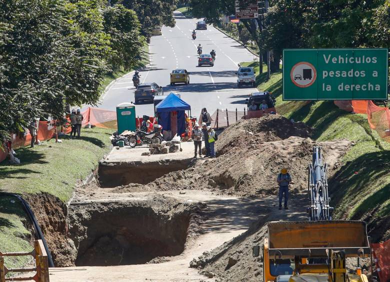 La avenida Regional, a la altura del puente Horacio Toro, se vio afectada por un daño en una tubería de alcantarillado que llevó al cierre de una de sus calzadas. FOTOS MANUEL SALDARRIAGA