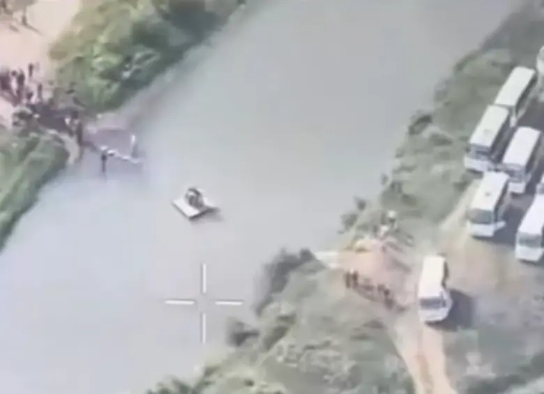 Los drones de la Fuerza Pública identificaron el cruce ilegal de personas que eran esperadas por buses. Foto: tomada de video