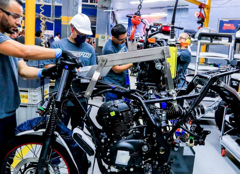 Actualmente Royal Enfield ensambla tres motos en la planta de Grupo Corbeta, en Envigado, donde hace lo propio AKT. FOTO JAIME PÉREZ