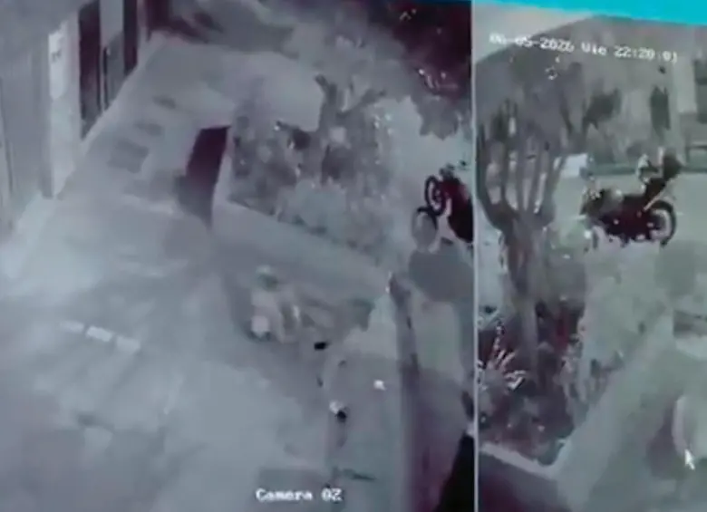 En cámaras de seguridad quedó captada la balacera en la que fallecieron dos uniformados. Tres personas fueron capturadas. FOTO Tomada de video