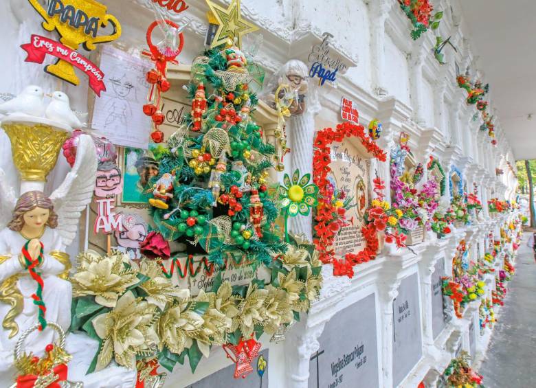 Los encuentros de las familias en época decembrina han dotado a este cementerio de un ambiente especial y han ayudado a llevar paz a las familia. FOTO camilo suárez