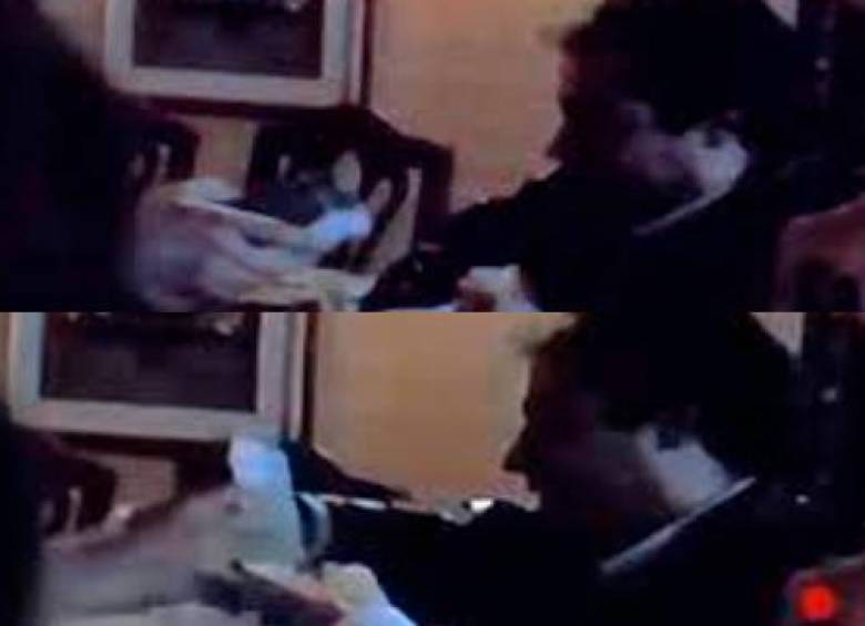 Gustavo Petro apareció en un video de 2009 recibiendo fajos de billetes en efectivo en una bolsa de papel.