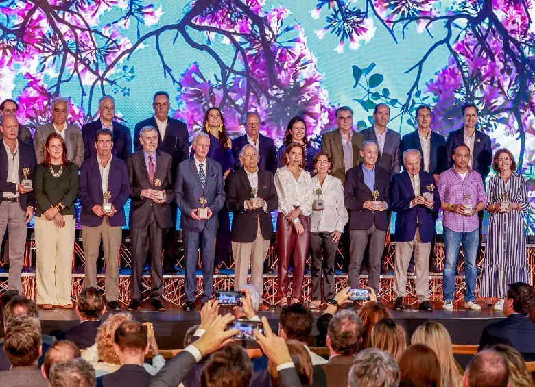 Los hijos y nietos de los fundadores de Proantioquia recibieron reconocimientos durante la celebración del aniversario 50 en los talleres del Metro. FOTO: MANUEL SALDARRIAGA