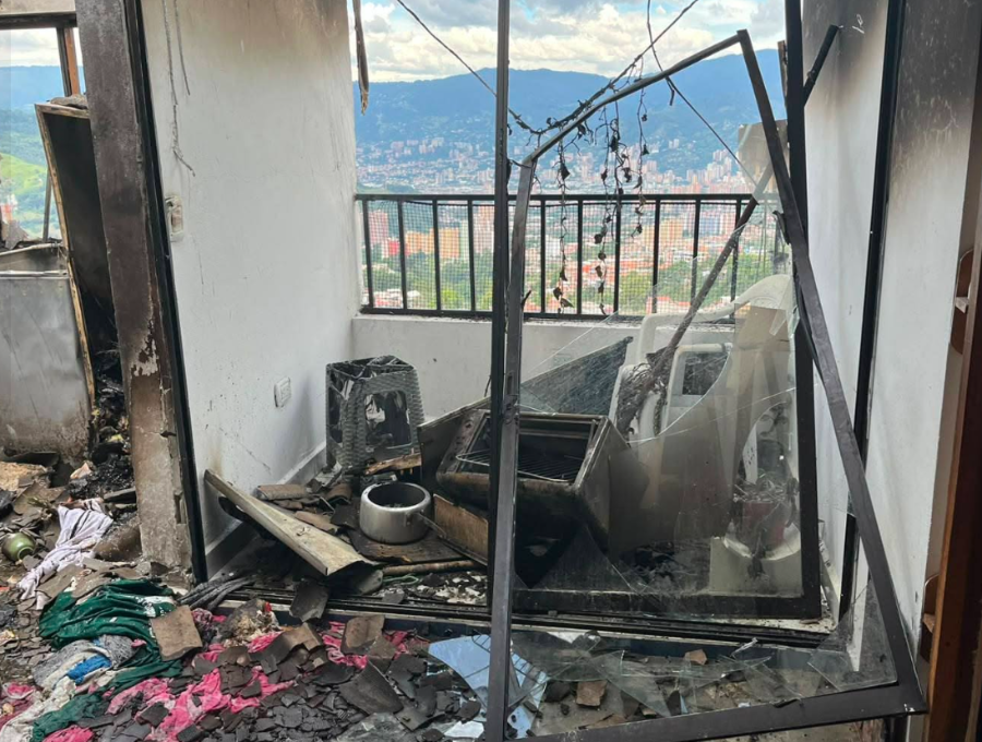 La mitad de la vivienda de la familia quedó destruida por el incendio provocado por una fuga de gas. Foto: tomada de redes sociales.
