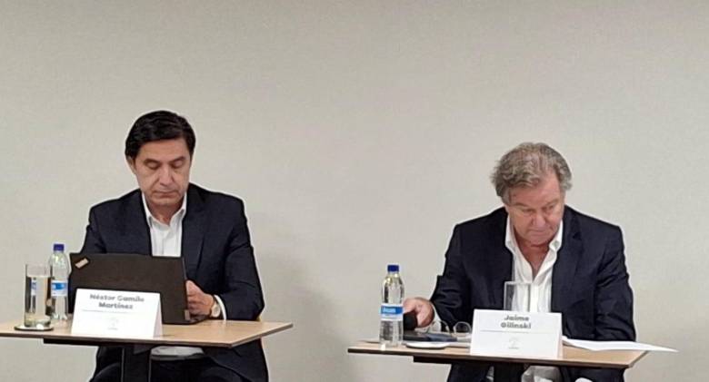 Jaime Gilinski (der.) presidente de Nutresa, encabezó en Medellín la asamblea extraordinaria de accionistas. Lo acompaña Néstor Camilo Martínez, miembro de junta FOTO Ferney Arias.