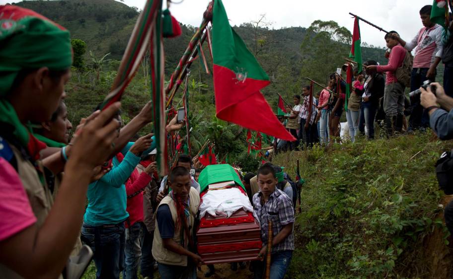Por décadas, los indígenas del departamento del Cauca han sido víctimas del accionar de los grupos armados ilegales. En la foto, la comunidad despedía a dos miembros de la Guardia Indígena asesinados por la guerrilla de las Farc en 2014. FOTO Jaime Pérez